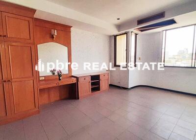 Unfurnished for Sale in Thepthip Mansion Condo