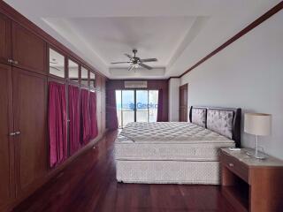 3 Bedrooms Condo in Beach Villa Viphavadi Na Jomtien C010644