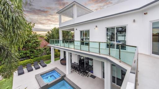 Modern Pool Villa House for Sale in Pattaya