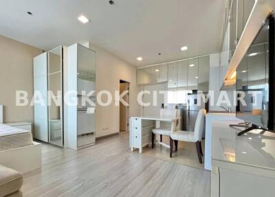 Condo at Vantage Ratchayothin for sale