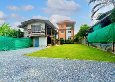 3 Storey Detached House with a wide Garden