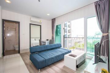 Contemporary One-Bedroom Apartment with Pool View and Prime Location for Sale