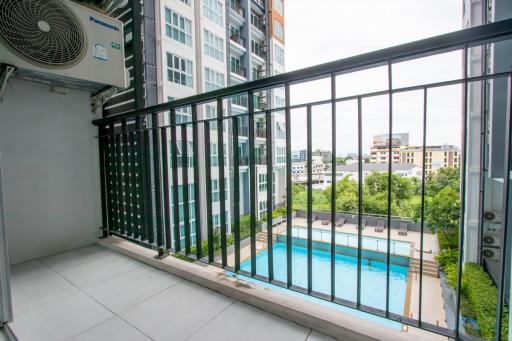 Contemporary One-Bedroom Apartment with Pool View and Prime Location for Sale