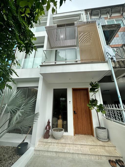 4-bedroom townhouse for sale in Pra Khanong area