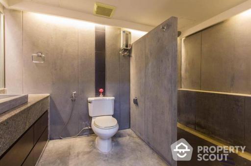 1-BR Condo at Nusa State Tower Condominium near BTS Saphan Taksin (ID 418232)