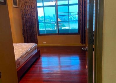 1-BR Condo at Ban Chao Phraya Condo near MRT Hua Lamphong