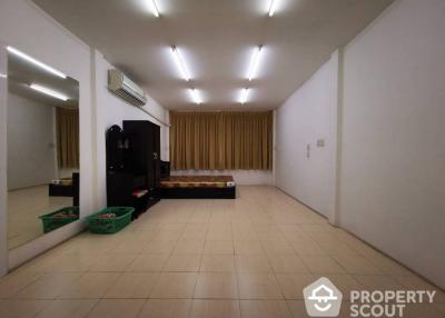 3-BR Townhouse near MRT Phra Ram 9