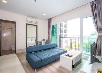 Contemporary One-Bedroom Apartment with Pool View and Prime Location for Sale