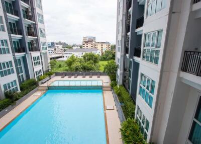 Contemporary One-Bedroom Apartment with Pool View and Prime Location for Sale