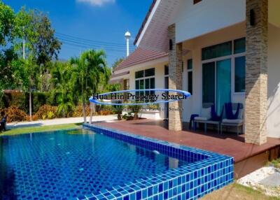 Attractive Modern Pool Villa Borfai