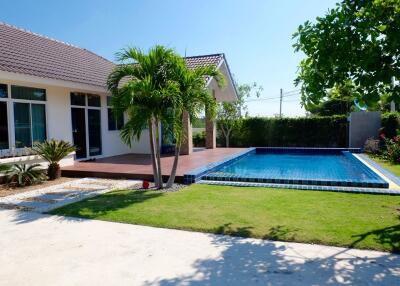 Attractive Modern Pool Villa Borfai