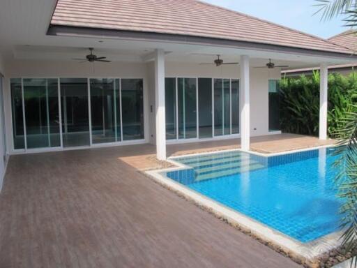 New modern pool villa @ Soi 114