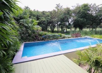 Springfield pool villa on large land