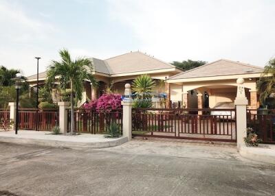 pool villa close to the beach in Cha am for sale