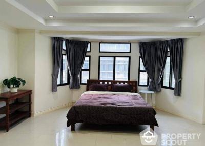 4-BR House at Moo Baan Chicha Castle near MRT Phetchaburi