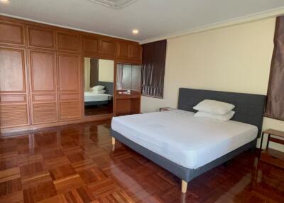 Large Apartment Sukhumvit 23