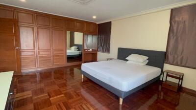 Large Apartment Sukhumvit 23