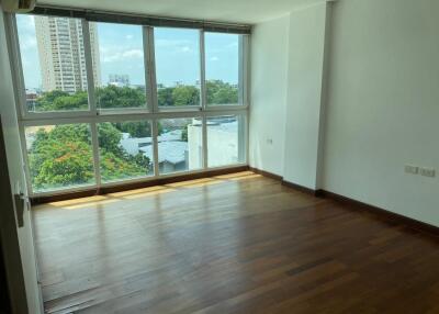 1-bedroom spacious condo for sale in Thonglor area