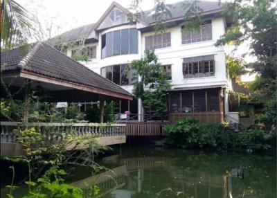 Land for sale 8 rai with houses and factories, Soi Petchkasem 48, Bang Duan , Phasi Charoen , Bangkok.