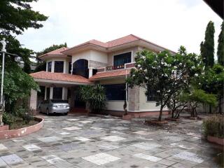 House for sale with land 367 sq m. Soi Ramintra 38 Intersection 7, Nuanchan , Bueng Kum , Bangkok.