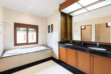 6 Bedroom Mountain View Villa for Sale in Lakewood Hills, Phuket