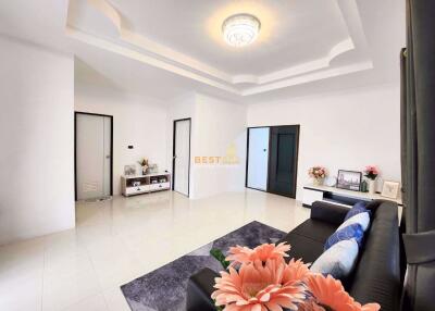 2 Bedrooms Villa / Single House in Rattanakorn 7 East Pattaya H011072