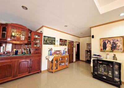 4 Bedrooms Villa / Single House Mabprachan Lake H010630