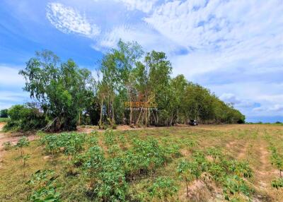 Land available in Mabprachan Lake L010946