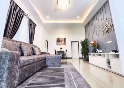 3 Bedrooms Villa / Single House East Pattaya H010814