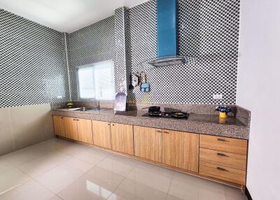 3 Bedrooms Villa / Single House East Pattaya H010814