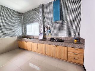 3 Bedrooms Villa / Single House East Pattaya H010814