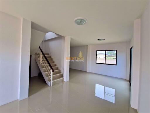 3 Bedrooms Villa / Single House Huay Yai H010832