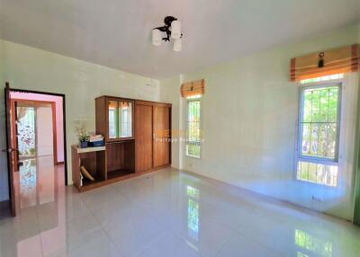 4 Bedrooms Villa / Single House in Pattaya Greenville East Pattaya H010807