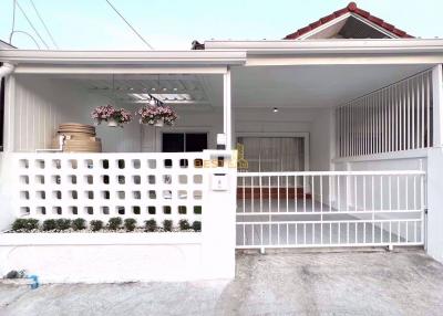 2 Bedrooms Townhouse in Eakmongkol 2-1 East Pattaya H010574