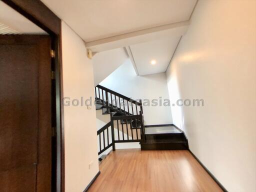 3-Bedroom Modern House in small compound with swimming pool - Petchburi Road / Ekkamai