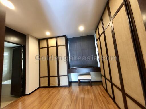 3-Bedroom Modern House in small compound with swimming pool - Petchburi Road / Ekkamai