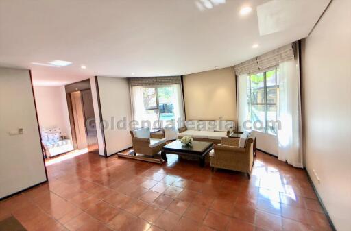 3-Bedroom Modern House in small compound with swimming pool - Petchburi Road / Ekkamai