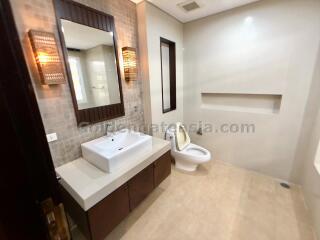 3-Bedroom Modern House in small compound with swimming pool - Petchburi Road / Ekkamai