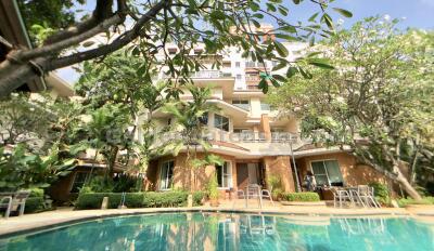 3-Bedroom Modern House in small compound with swimming pool - Petchburi Road / Ekkamai