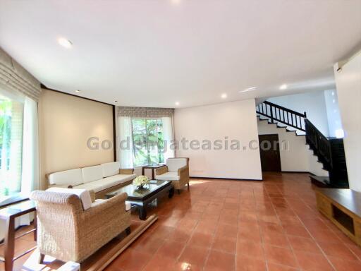 3-Bedroom Modern House in small compound with swimming pool - Petchburi Road / Ekkamai