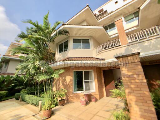 3-Bedroom Modern House in small compound with swimming pool - Petchburi Road / Ekkamai