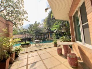 3-Bedroom Modern House in small compound with swimming pool - Petchburi Road / Ekkamai