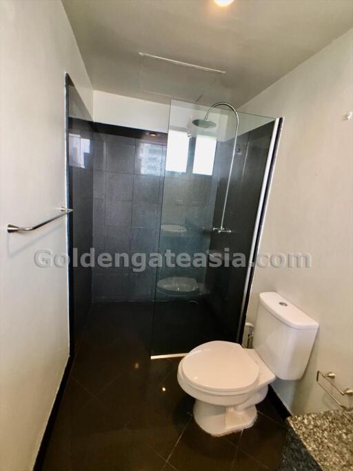 Spacious 3-Bedrooms Apartment - Sathorn Close to BTS St.Louis