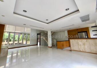 Modern 3-Bedrooms Townhouse in Secure Compound - Sathorn