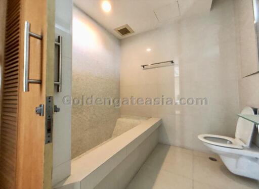 Modern 3-Bedrooms Townhouse in Secure Compound - Sathorn