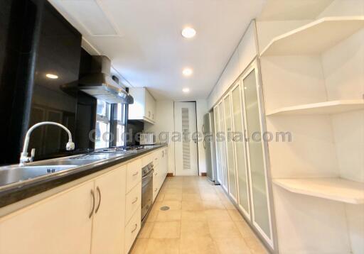 Modern 3-Bedrooms Townhouse in Secure Compound - Sathorn