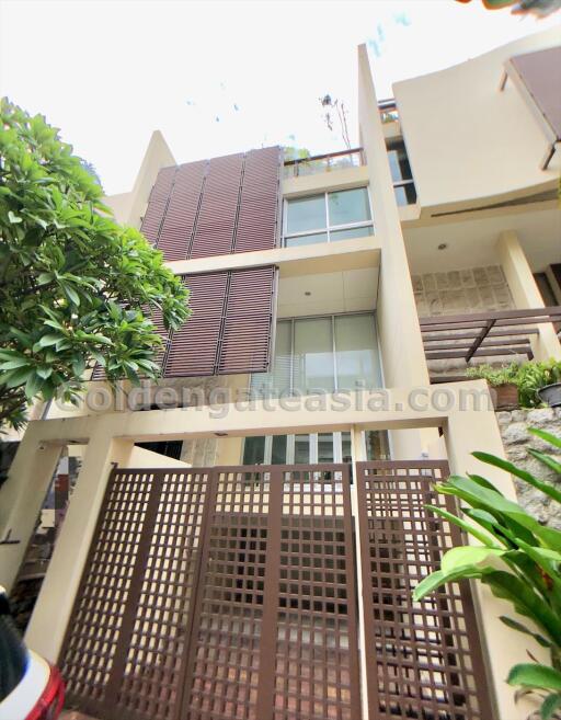 Modern 3-Bedrooms Townhouse in Secure Compound - Sathorn