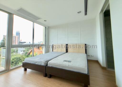 Modern 3-Bedrooms Townhouse in Secure Compound - Sathorn