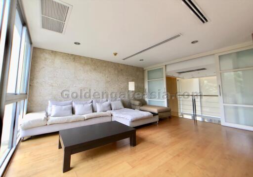 Modern 3-Bedrooms Townhouse in Secure Compound - Sathorn