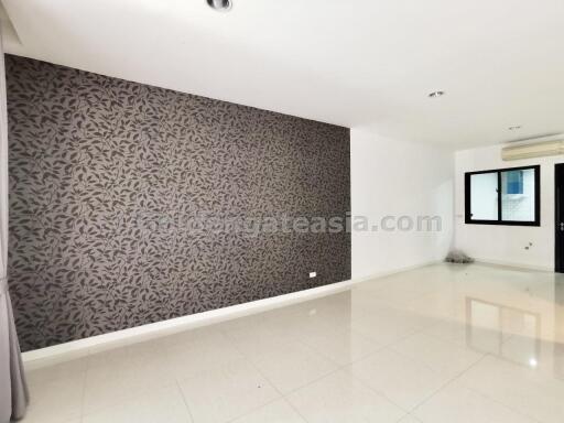 4-Bedroom modern Townhouse in Compound - Sathorn - Sathupradit